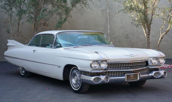 Cadillac Series 62 e eдин от най-емблематичните американски автомобили от следвоенната епоха - макар че всъщност става дума не за един модел, а за цели седем поколения, разпрострели се между 1940 и 1964 година. Първите пет генерации са по дизайн на гениалния Харли Ърл, последните две - на не по-малко прочутия Бил Мичъл, бащата на Corvette Stingray. Не знаем със сигурност от кое поколение е внесеният у нас автомобил. От което и да е, си струва. 
