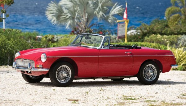 Днес славното някога британско име MG се носи от китайски електромобили. Но това MGB е останка от времето, когато марката означаваше елегантни спортни автомобили (макар че и по онова време ги произвеждаше не оригиналната Morris Garages, а British Motor Corporation). MGB бе спортно купе с три врати и 2+2 места, произвеждано от 1962 до края на 70-те. Имаше дори версия с V8, но тук не става дума за нея. Общо от MGB и наследника му MGC са произведени над 523,000 автомобила, така че това не е кой знае колко рядка кола. Но елегантността й не може да се отрече. 
