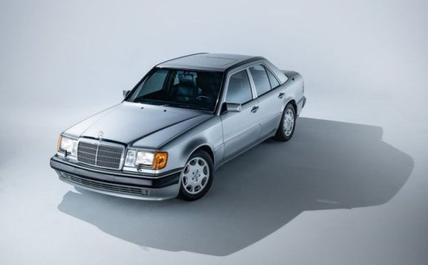 В края на 80-те първите поколения на BMW M5 се радват на огромен интерес. Mercedes по онова време още не разполага с AMG поделението си и, за да отговори на удара, наема Porsche да конструират спортна версия на Е-класата, като използват петлитровия V8 от SL. Готовият проект се оказва по-широк от поточната линия в Зинделфинген, затова компонентите за 500Е се произвеждат от Mercedes, после се доставят в завода на Porsche в Цуфенхаузен, там автомобилите се сглобяват, след което се откарват с камиони обратно до  Зинделфинген за боядисване. След изсъхване на боята се връщат при Porsche за монтиране на двигателите и финална окомплектовка. И накрая отново се връщат в Зинделфинген за финална инспекция и дистрибуция към дилърите. Благодарение на тази сложна схема производството на един автомобил отнема не няколко часа, като при обикновената W124, а цели 18 дни. Днес оцелелите бройки от този автомобил са чудесна инвестиция (две са внесени в България тази година), а цените на добре запазените екземпляри вече клонят към шестцифрени суми. 