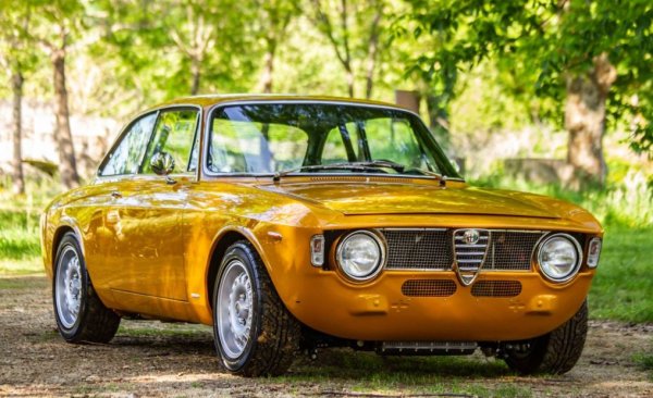 Не става дума за актуалната Giulia, а за оригиналната - серии 105 и 115, произвеждана между 1963 и 1977 по дизайн на един млад талант от ателието на Bertone, на име Джорджето Джуджаро... Спортните версии на тази кола печелят няколко европейски титли за туристически автомобили през 60-те. У нас през тази година са внесени една Giulia 1600 и eдна GT 1300. 