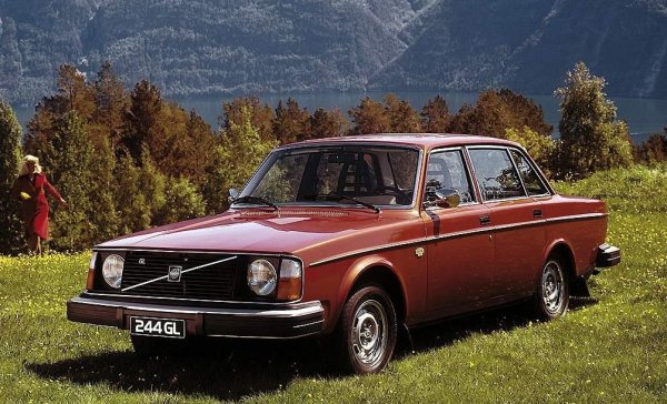На пръв поглед тази машина няма място между класическите мерцедеси и ферарита. Но Volvo 244 и останалите варианти от серията 200 заслужават респект по две причини. Първо, останаха в производство почти 20 години, между 1974 и 1993. И второ, това са някои от най-дълговечните коли, познати на човека. В "клуба на милионниците" на Volvo има цели три такива - на американката Елън Крист, навъртяло доказани 1.77 милиона километра, на сънародника й Алекс Кайд - 2.41 милиона, и на финландеца С. Е. Макинен - 2.62 милиона километра. Дори и на Горубляне няма чак такива герои. 
