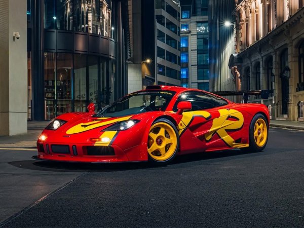 Продаден за: 34.7 милиона долара
McLaren F1 става все по-ценен от колекционерите. А този не е какъв да e. Шаси 10R бе първото построено с оптимизирана аеродинамика. Не само инженерната страна, но и външният дизайн е дело на Гордън Мъри, който лично настоял за тези жизнерадостни цветове, спечелили на колата прякора Pop Art. 
