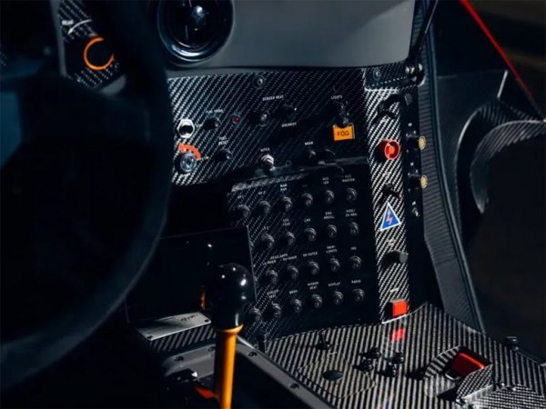 Първоначално този GTR си остава собственост на McLaren и е използван за рекламна и развойна дейност. През 1999 го откупува Ник Мейсън, легендарният барабанист на Pink Floyd. Колата остана негова собственост в продължение на повече от четвърт век. 
Двигателят е 6-литров V12 от BMW с около 600 конски сили. 
Цената от 35 милиона долара е абсолютен рекорд в цялата история на марката McLaren. 

