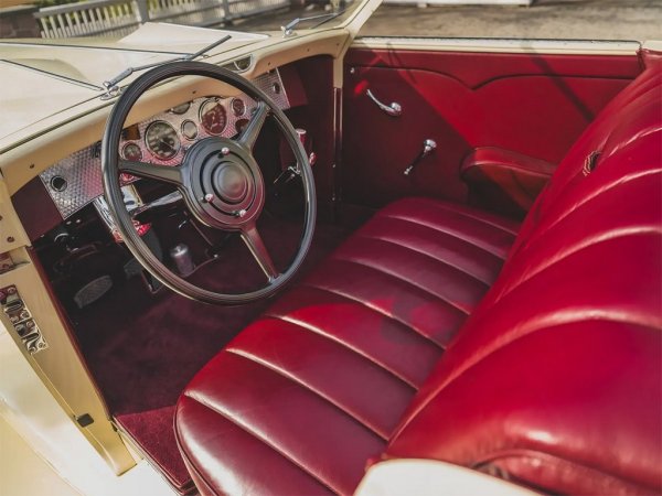 През 30-те години американската Duesenberg претендира да произвежда най-добрите автомобили в света. Това купе-кабриолет е едно от само четирите с каросерия от ателието Rollston. Самият Гейбъл активно участвал в проектирането му и повечето отличителни дизайнерски черти по автомобила са всъщност негово творение. 
Задвижването е с 6.9-литров редови осмак, развиващ 265 конски сили. 
