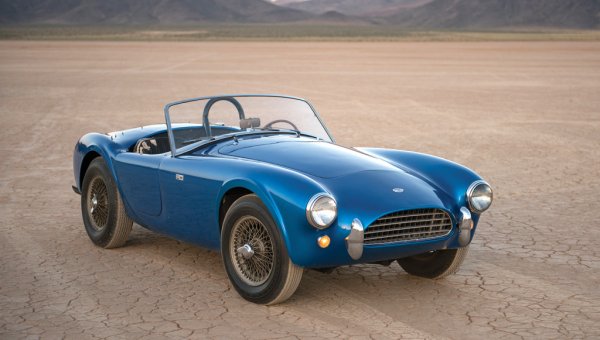 На първо място в списъка е фантастичната Shelby 260 Cobra от 1962 г. През 2016 г. тя беше продадена за 12,7 млн. евро. Тайната на тази висока цена е, че това е първият роудстър Cobra с шаси CSX 2000, построен от Карол Шелби. Неговата концепция е проста &ndash; комбинация от оригинален английски AC Ace с техника на Ford. Автомобилът, оборудван с 4,3-литров V8 с 260 к.с. вдига 246 км/ч. А преди близо 60 години това е феноменално постижение.