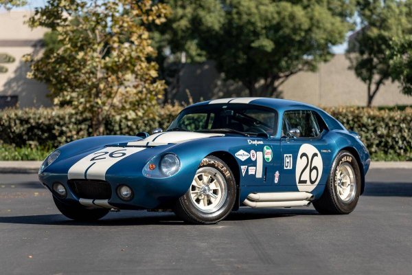 С Shelby Daytona Cobra Coup&eacute; навлизаме в света на състезателните легенда на Ford, тъй като тази двувратка е първият американски автомобил, който през 1965 г. печели световния шампионат на FIA. За да може да се справят с Ferrari 250 GTO, във Ford правят 6 такива коли, които се различават една от друга.

Именно едва от тях (четвъртата) с шаси CSX2601 е продадена на търг през 2009 г. за 6,7 млн. евро. Това купе с 4,7-литров V8 и мощност от 380 к.с. печели последните състезания през 1965 г.