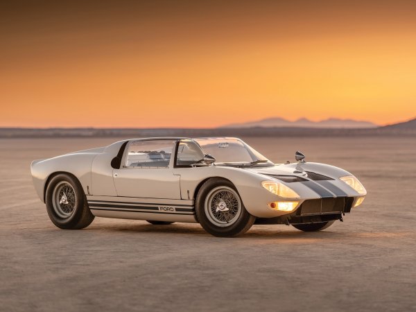 Този автомобил също играе важна роля в историята на Ford. Прототипът Ford GT40 от 1965 г. беше продаден на 7 млн. евро. Той е първият от общо 5 произведени опитни образци и единственият, който е запазен в оригиналното си състояние. Машината с 4,7-литров V8 с 396 к.с. е карана от легендите Кен Майлс, Карол Шелби и Джим Кларк.