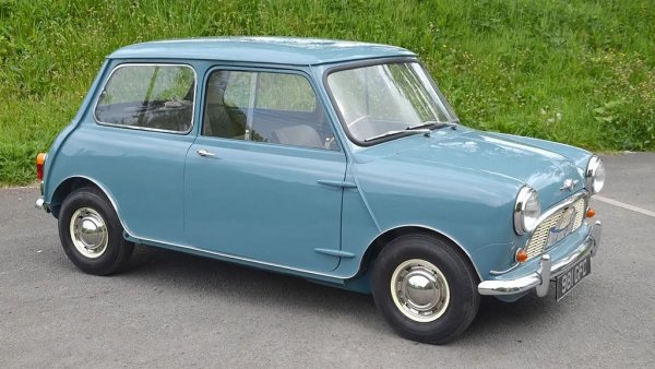 Първото Mini, и една от най-разпознаваемите коли от онази епоха. Този дребосък е разработен от Алек Исигонис, бивш главен инженер на Alvis, в отговор на кризата за горива във Великобритания след Суецката криза. Най-ранните минита се наричат Morris Mini-Minor или Austin 7, в зависимост от фабриката, която ги произвежда. Mini ще се обособи като отделна марка едва през 1969. 
