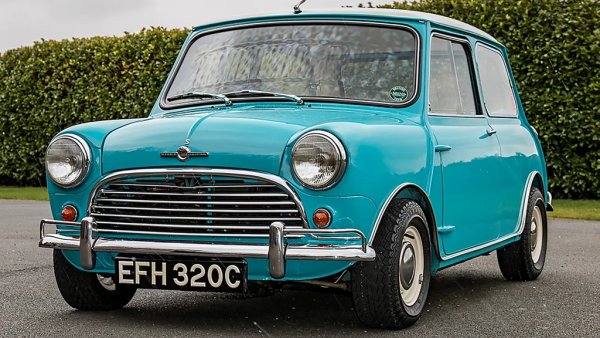 Джон Купър е блестящ конструктор, чиито болиди печелят световния шампионат във Формула 1 през 1959 и 1960. Освен това е стар приятел на Алек Исигонис. От една закачка между двамата се ражда първата спортна версия на Mini.

