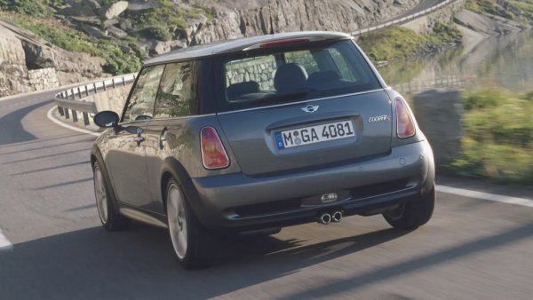 През 2001 BMW върна на пазара марката Mini с нов, подчертано успешен дизайн, и с фантастично пътно поведение. Година по-късно дойде и по-бързият Cooper S, с 1.6-литров мотор и 163 конски сили. Една от най-добрите коли на Mini в историята. 

