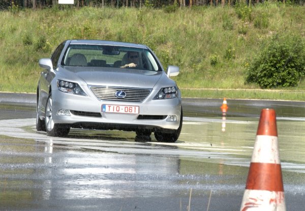 Lexus LS600h, нова електронна скоростна кутия трансферира силата от хибридната система към колелата