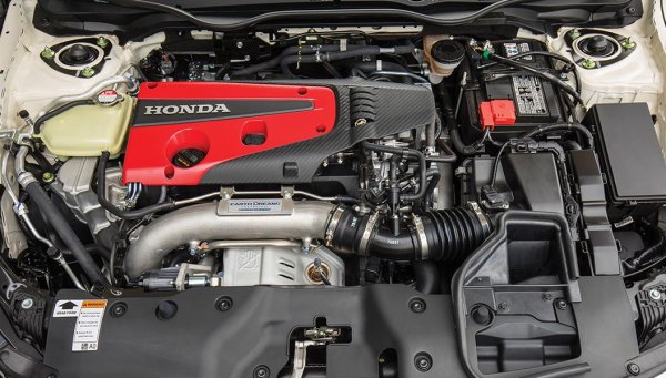 Както подсказва самото название, той е поставен напречно в двигателния отсек, перпендикулярно на колелата. Това е обичайната конструкция при по-компактни автомобили и при такива с предно предаване (двете категории обикновено съвпадат). 
Някога първото Mini на Алек Исигонис бе сред най-прочутите примери за напречен двигател. При него скоростната кутия бе вградена в картера на двигателя. Днес разположението на агрегата се запазва, но трансмисията вече се монтира отстрани - просто защото съвременните скоростни кутии са много по-сложни, с повече предавщи и изискват повече място. 
