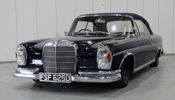 Първата и най-очевидна полза от тази конструкция е, че оставя повече място за монтирането на голям двигател. Разпределението на тежестта между двете оси също е значително по-добро. Онова, което е пожертвано от пространството в салона, може да се използва за монтирането на сложни 4х4 системи. 
Най-големият минус, както стана дума, е вътрешното пространство - изядено отчасти от дългия двигателен отсек, и отчасти от централния тунел, който преминава през автомобила. 
