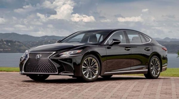 Lexus LS е нещо като големия шеф на луксозната марка на Toyota. Това е супер луксозен голям седан, който всички харесват. И той разтърсва с качество, комфорт и производителност, идващи от далечната 1989 г.

Първоначално замислен като строго секретен проект, LS се появява като първото предложение на Lexus, разработено с амбициозната цел да предизвика прочути производители на луксозни автомобили като Mercedes-Benz, BMW и Jaguar. Трудният процес на разработка продължава пет години и изисква зашеметяваща инвестиция от над 1 млрд. долара за прецизно проектиране и конструиране на първия LS 400.

Поглеждайки към настоящето и най-новия LS, пътниците сега са обвити в лукс, докато седят на своите кожени отопляеми предни и задни масажиращи седалки и се наслаждават на музика от система Mark Levinson Reference Surround с 23 високоговорителя. Интериорът също така включва облицовка на вратите Kiriko, която демонстрира традиционни японски ръчно изрязани шарки.

Оборудван с революционен V8 двигател и набор от луксозни функции, LS 400 дебютира с широко признание, изигравайки ключова роля в катапултирането на марката Lexus на международната сцена.
