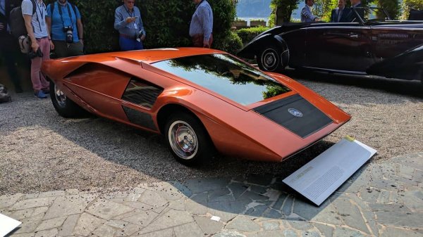 Единствена по рода си, тази Stratos Zero е създадена за студиото Bertone от гения Марчело Гандини през 1970. Висока е едва 84 см и макар да е прототип, е и напълно действаща машина с 1.6-литров двигател от Lancia Fulvia. 
Сред хората, които я смятат за най-красивия автомобил в историята, са създателят на Bugatti Veyron Йозеф Кабан и Лоренс ван ден Акер, главният дизайнер на Renault. 
