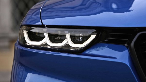 Започваме с марка, която трансформира светлинния си подпис с пускането на пазара на Alfa Romeo Tonale и неговите тройни &bdquo;U&ldquo;-образни светлини, които ще бъдат използвани и при фейслифта на Giulia и Stelvio. Тези два модела да първи път ще получат LED матрични фарове за първи път. 