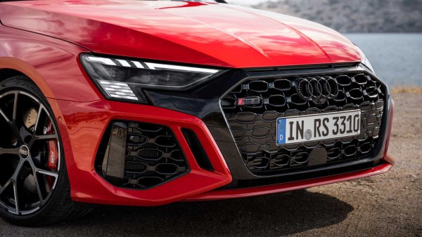 Както вече беше споменато, Audi е първата компания, която внедри LED-светлини. За 18 години тя промени значително своя светлинен подпис, където сега вертикалното и хоризонталното вървят ръка за ръка. Има оптичните групи за интегриране на малки странични елементи, които развиват &bdquo;L&ldquo;-формата на предишните версии на колите от марката. Понякога хоризонталната част понякога е &bdquo;разчупена&ldquo; на малки сегменти. Светещи подписи, които се различават от модел до модел, сякаш са еволюция на почерка на един и същ човек. 