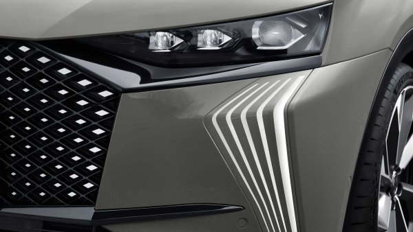 Основни светлини са с хоризонтално развитие - както при повечето марки, но са придружени от вертикални светлинни елементи, които през годините са променили стила си, като същевременно остават винаги като специфичен светлинен подпис за DS. Той обаче се променя и това се вижда при DS 7 Crossback, където е разделен на няколко сегмента. По всяка вероятност същото ще видим и в новите версии на DS 3 Crossback и DS 9. 