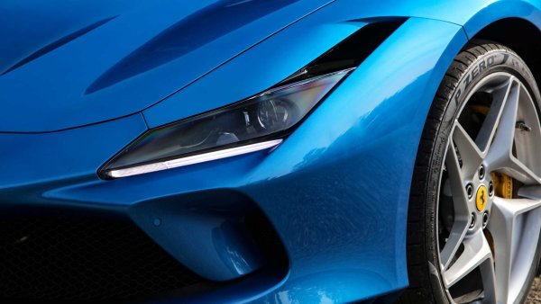 В Маранело светлинният подпис се променя. Той беше вертикален при 812 и F8 Tributo, като по нищо не приличаше на другите марки. След това дизайнерите преминаха към хоризонтално разположение, като водещият модел беше SF90 Stradale с много тънкия основен елемент и &bdquo;мустаци", които продължават да сочат към центъра на предния капак.