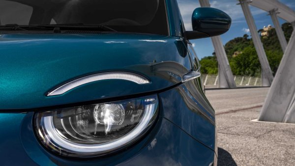 Във FIAT нещата са различни, защото всяка всяко семейство модели има свой собствен светлинен подпис. При 500 и неговите различни версии той е заоблен, но се променя като при Tipo дизайнерите залагат на хоризонтално разположение на LED-светлините.