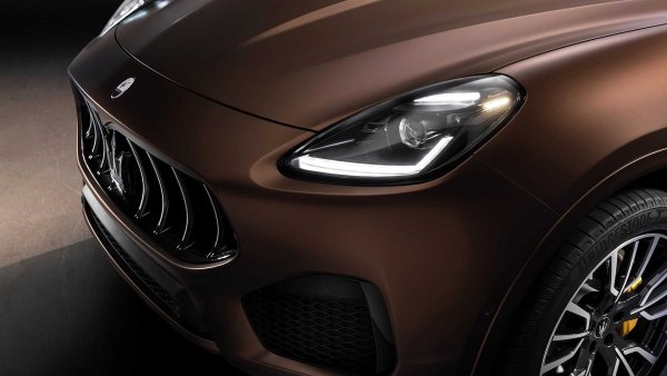 Подобно на Alfa Romeo, Maserati предефинира своя стил, като MC20 показва нови линии и нов светлинен подпис, докато Grecale залага на тънка &bdquo;L&ldquo;-образна LED лента в задната част на оптичната група, която прави автомобилът по-лесно разпознаваем.