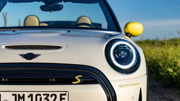 Кръгли се родиха и кръгли ще останат светлините на MINI, което с прераждането си (благодарение на BMW) запази една от емблематичните черти на легендарния си предшественик. Факт е, че техните пропорции се промениха, особено при Countryman. Новото поколение на британския SUV трябва да промени леко този аспект, като същевременно запази светлинната линия затворена, за да обхване основните фарове, с хоризонтална линия, която да ги "разчупи" в средата. 