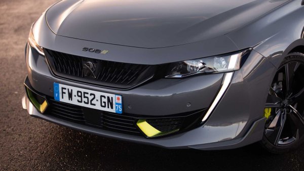 Трансформацията в предните светлини на Peugeot започна през 2018 г. с новото 508 и неговите вертикални &bdquo;зъби&ldquo;, разположени отстрани на предницата, съединени с основните светлинни групи. Тяхната основна функция е тази на DRL (дневни светлини), но те също така помагат да се характеризират предниците на моделите на френската марка, които са едни от най-разпознаваемите в тъмното. 