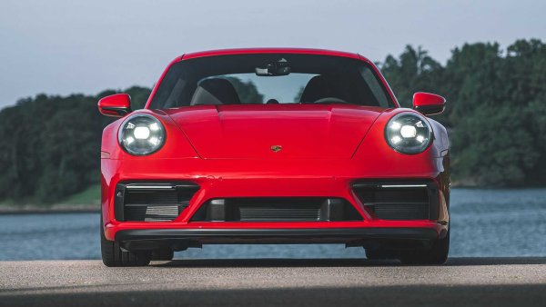 Подобно на MINI, и Porsche е родено и израснало с кръгли светлини, със светещи подписи, които поддържат криволиченето на фаровете около късите и дългите светлини. След това нещата се промениха, за да се стигне до сегашния светлинен подпис, направен от 4 малки основни елемента - повече или по-малко фини в зависимост от модела, като те са поставени вътре в оптичната група. 