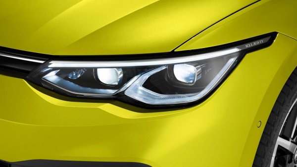 Както често се е случвало в миналото, за да диктува темпото на промените - механични и естетически, германският гигант въведе нещо ново и при светлините. Това стана при осмото поколение на Golf, където дебютираха &bdquo;намръщени&ldquo; предни фарове, които са изрязани в горната си част и са обградени от тънките светлинни ивици на дневните светлини. При по-спортните версии на компактния модел тези ивици продължават през цялата решетка, спирайки само в центъра, за да направят място за логото. 