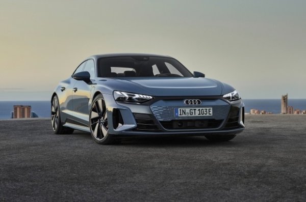 Електрическият седан Audi e-Tron GT беше представен през миналата година, като благодарение на качествата си бързо успя да събере доста почитатели, сред които явно са и членовете на журито.
