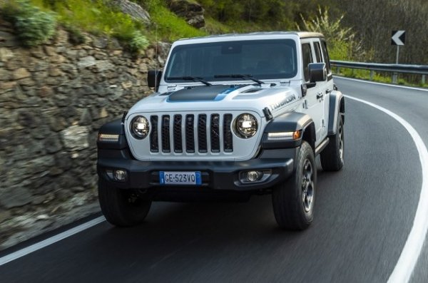 Първото място зае електрифицираният Jeep Wrangler 4xe, който надмина конкурентите си в категория, която обединява автомобили с различни типове каросерии, но със задължително задвижване на четирите колела.
