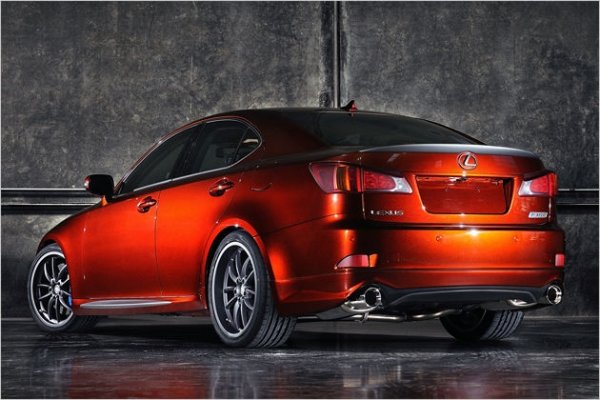 Lexus IS: Как един сериен модел може да изглежда по-спортно показва този IS 350 с компоненти от F-Sport