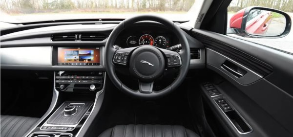 На пръв поглед интериорът на Jaguar XF е също толкова изискан, колкото и екстериорът му по отношение на дизайн и качество на изработка. Има алуминиеви детайли, плюс мека кожа и дървена облицовка, която се извива около основата на предното стъкло. Все пак качеството не е напълно на нивото на конкурентите му тук. 

Блестящата, евтина пластмасова облицовка в черно е един аспект, който разочарова. Но макар цялостното сглобяване и завършек да са добри, немските алтернативи изглеждат по-здрави. Информационно-развлекателната система на Jaguar също е по-тромава от тази на конкурентите. Е, багажникът е най-големият от триото с впечатляващите 540 литра. 

Пътниците на задните седалки също няма да имат оплаквания от липса на място за краката или главата.