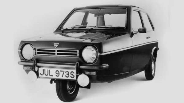 Колите с три колела не е задължително да са грозни, въпреки че повечето от тях са. Проблемът с Reliant Robin не е само в това, че е грозен, а че е толкова окаян. Дори неговият предшественик, иронично наречен Reliant Regal, успява да постигне някаква едва забележима капчица визуално достойнство, но Robin изглежда точно като колата, която бихте купили, когато не можете да си позволите да купите.. истинска кола.