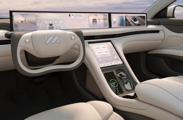 Моделът се предлага само в чисто електрическа версия с един двигател отзад или във версия с двойно задвижване на четирите колела (съответно 340 к.с. или 578 к.с.). Последният ускорява до 100 км/ч за 3,9 секунди. Интересното е, че компанията Williams Advanced Engineering са участвали в разработката на шасито със завиващ заден мост и адаптивни амортисьори. Оборудването включва отопление, вентилация и масаж на задните седалки, както и акустична система с 22 високоговорителя.