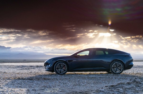 Сред най-скъпите китайски леки автомобили, това е един от най-стилните и има редица запомнящи се щрихи като силует, подобен на купе, фарове с форма на скоба, които ви позволяват безпогрешно да идентифицирате колата в тъмното, огромен панорамен покрив с площ от над 2,5 квадратни метра и екран на капака - показва поздрави и пиктограми. 

Интериорът също е гледка за гледане - широкоекранен 35,4-инчов 4K дисплей, 15,6-инчов сензорен екран, аудио система с 27 високоговорителя и камери вместо огледала за обратно виждане.