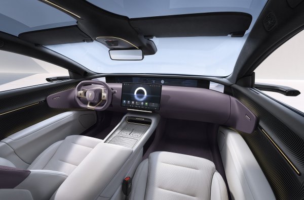 Avatr 12 се предлага под формата на сериен хибрид е електрически двигател на задната ос с мощност 314 к.с. и 1,5-литров четирицилиндров двигател с турбокомпресор (156 к.с.) като генератор за презареждане на тягова батерия с капацитет 39,05 kWh. Бонусът е пробег до 1155 км и доста добра динамика - до сто за 6,7 секунди. 

Изцяло електрическият Avatar се задвижва от два двигателя с обща мощност от 547 к.с. и ускорява до 100 км/ч за 3,8 секунди. Има батерия с капацитет 94,53 kWh и пробег от около 700 км (получен чрез метода CLTC).