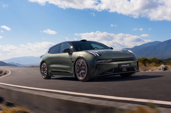 Тук цената изглежда приемлива, но дори базовият автомобил с един двигател в никакъв случай не е слаб. Той се задвижва от електрически мотор с мощност 422 к.с. на задната ос и ускорява до 100 км/ч за 6,3 или 5,9 секунди (с тягова батерия с капацитет съответно 95 или 100 kWh).