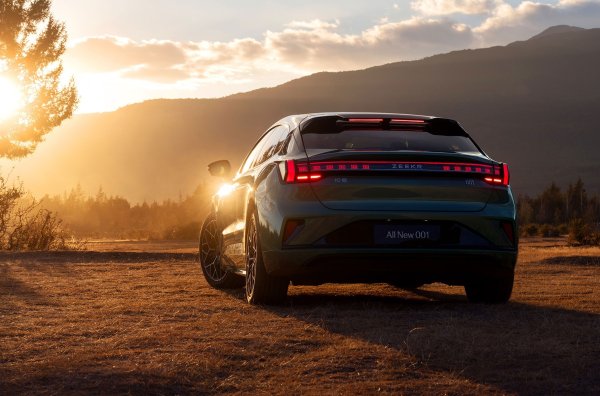 Вариантът с два мотора и задвижване на всички колела с обща мощност 722 к.с. съчетава практичност и комфорт с динамиката на хиперкар. Ускорението от 0 до 100 км/ч отнема 3,3 секунди, а максималната скорост е 270 км/ч.