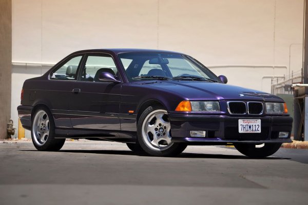 Второто поколение на М3 също напоследък прибави доста към цената си. Тук тайната е да се насочите към американската версия, която заради неособено логични политически регулации от онази епоха е с по-малко мощност от европейската. Това я прави по-малко търсена и съответно - по-евтина. Но на практика си е все същият фантастичен за каране автомобил. 
