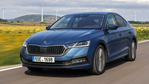 Може ли Skoda да се сравнява с Mercedes-Benz? По отношение на размери със сигурност, макар чешкият модел да е на платформата на Volkswagen Golf. Но новото поколение Octavia е малко по-късо от германската машина - 4,7 метра.

Представеният през пролетта на миналата година модел (седан и комби) се предлага с гама бензинови (110 - 245 к.с.), дизелови (115 - 200 к.с.) и плъг-ин хибридни (204 и 245 к.с.) двигатели, както и в метанова версия със 130 к.с.