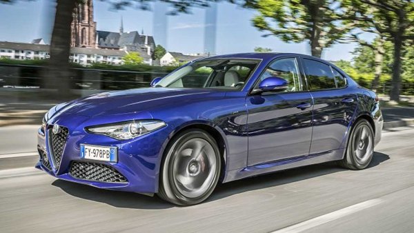 Сред толкова много германски модели, няма как да не включим и това италианско предложение. Дългата 4,65 метра Alfa Romeo Giulia се предлага единствено във версия седан, като дебютира на пазара през 2016 година и бе обновена последователно през 2019 и 2020 г.

Подобно на Mercedes и BMW, Giulia се предлага със задно или 4х4 задвижване. Бензиновите двигатели са с мощност от 200 и 510 конски сили, а дизеловите опции предлагат между 190 и 210 к.с.