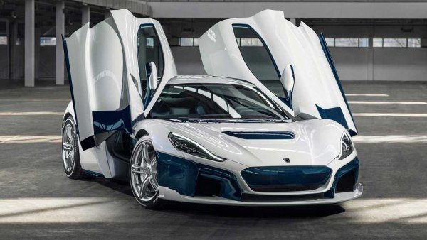 Rimac измина дълъг път за кратко време. Компанията вече има значителна подкрепа от Porsche, а зашеметяващият C_Two е на път за първи доставки на клиентите тази година. Още не са известни точните данни за производствения модел, но неговите четири електромотора биха могли да произведат общо над 2000 конски сили. Това е дори повече от първоначално обявеното през 2018 г. Тестовете са в ход, а Rimac обещава значителни промени, откакто концептът C_Two бе показан в Женева.