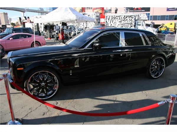 Rolls Royce Phantom оборудван с 26-инчови джанти Asanti 