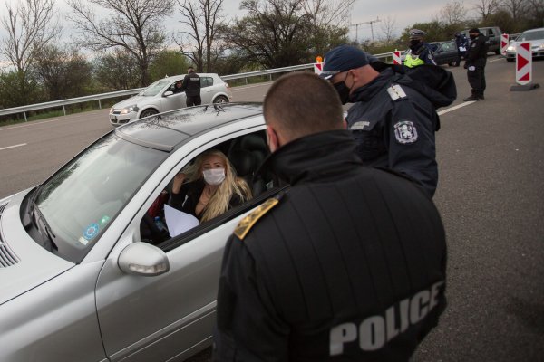 Член 189, (5) Електронният фиш... се връчва на лицето по чл. 188, ал. 1 или 2 с препоръчано писмо с обратна разписка или чрез длъжностните лица на определените от министъра на вътрешните работи служби за контрол, при осъществяване на функциите и правомощията им. В 14-дневен срок от получаването му собственикът заплаща глобата или предоставя в съответната териториална структура на Министерството на вътрешните работи писмена декларация с данни за лицето, извършило нарушението, и копие на свидетелството му за управление на моторно превозно средство. 
