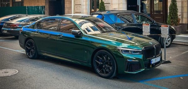 Един от най-впечатляващите автомобили в колекцията на Олександър Усик е BMW M760Li xDrive (G12). Лимузината е в специален цвят, като се задвижва от 6,6-литров V12 BiTurbo двигател, който развива впечатляващите 585 конски сили. Автомобилът ускорява до 100 км / ч само за 3,8 секунди. Този уникален тъмнозелен седан е направен по поръчка и разполага с всички екстри, предлагани за модела.