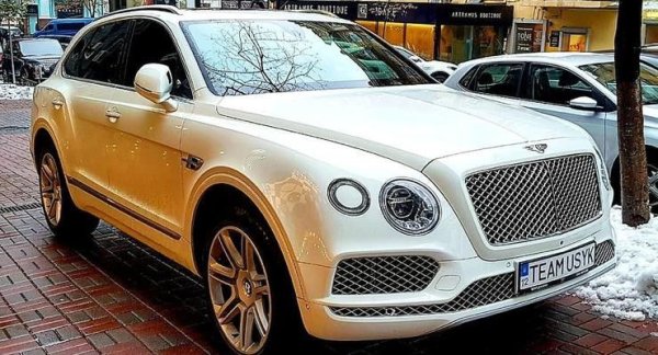 Колекцията на световния шампион включва и Bentley Bentayga. Този луксозен SUV от британския производител е един от най-скъпите автомобили в гаража на световния шампион. Колата на стойност 250 000 британски лири е в автопарка на Усик от 2018 година, когато боксьорът публикува в Instagram видео от пътуване с нея до летище Бориспол край Киев, откъдето замина за Манчестър за мача с Тони Белю. 