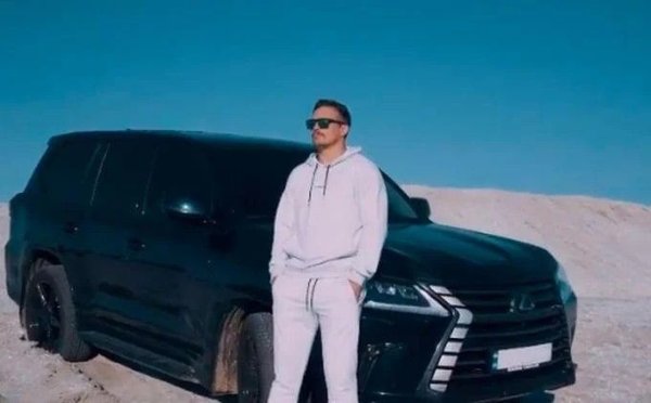 През 2018 година пробиващият си път към върховете на световния бокс Усик кара Toyota Land Cruiser 200, която заменя с Lexus LX. Украинецът плаща 100 000 долара за луксозния японски SUV.