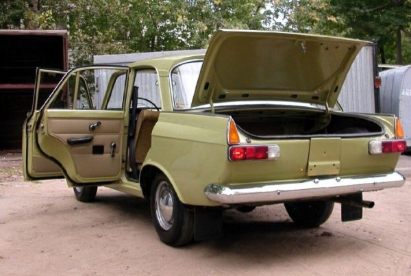 Първият автомобил, зад чийто волан боксьорът сяда, е Москвич 412. Той принадлежи на бащата на бъдещия световен шампион, като именно на него Усик се учи да кара. 

