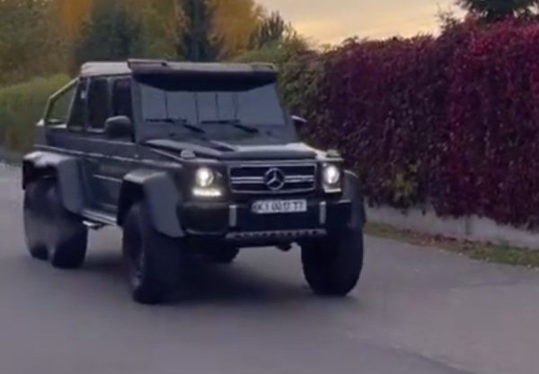 Най-странната машина в колекцията на световния шампион е бруталният пикап Mercedes-Benz G63 AMG 6x6, с който боксьорът се сдобива след победата над Антъни Джошуа през 2021. Най-интересното в случая е, че това не е колата за милион евро, която Mercedes произвежда и продава, а нейна реплика, създадена от ателие в Житомир (Украйна). Всичко в нея обаче е напълно оригинално (ателието се занимава с изработка на подобни коли за клиенти в САЩ), така че тя едва ли е по-евтина от оригиналния модел.